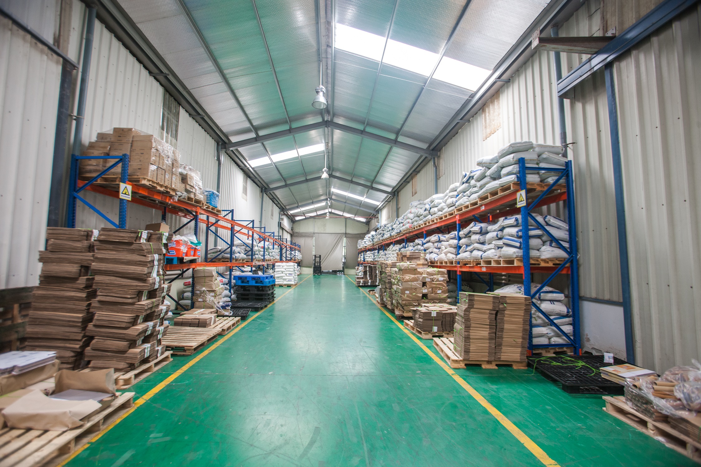 Kho nguyên liệu và thùng carton tại nhà máy Hanpak